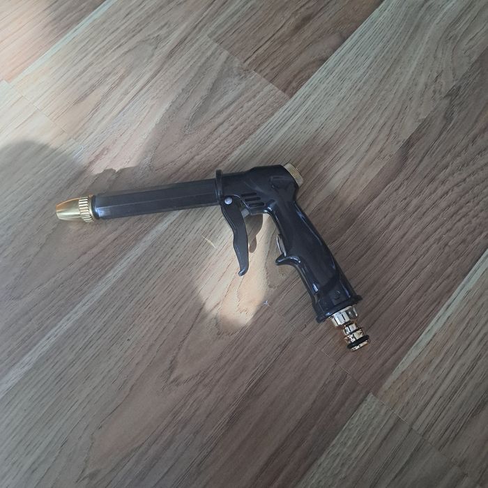 czarny plastikowy pistolet