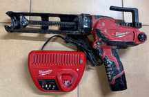 Milwaukee M12 PCG pistolet do wyciskania różnych mas/Ładowarka/Bateria