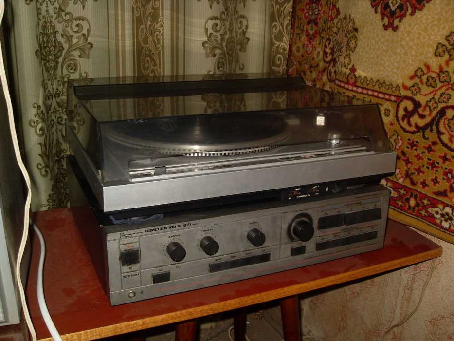 Проигрыватель виниловых пластинок "Вега - 110".
