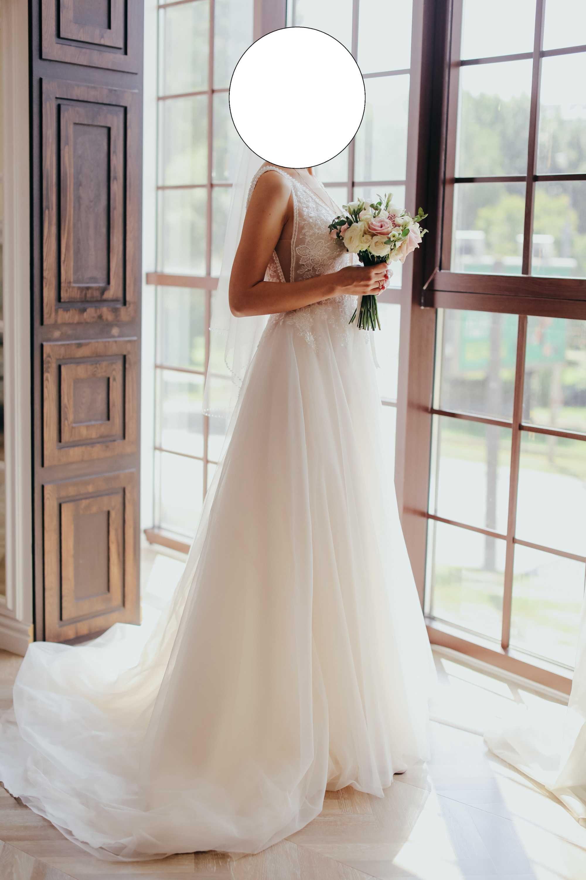 Ніжна весільна сукня А силуету з ручною вишивкою