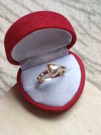 Śliczny pierścionek z oczkiem pierścionek z cyrkoniami kolor złoty
