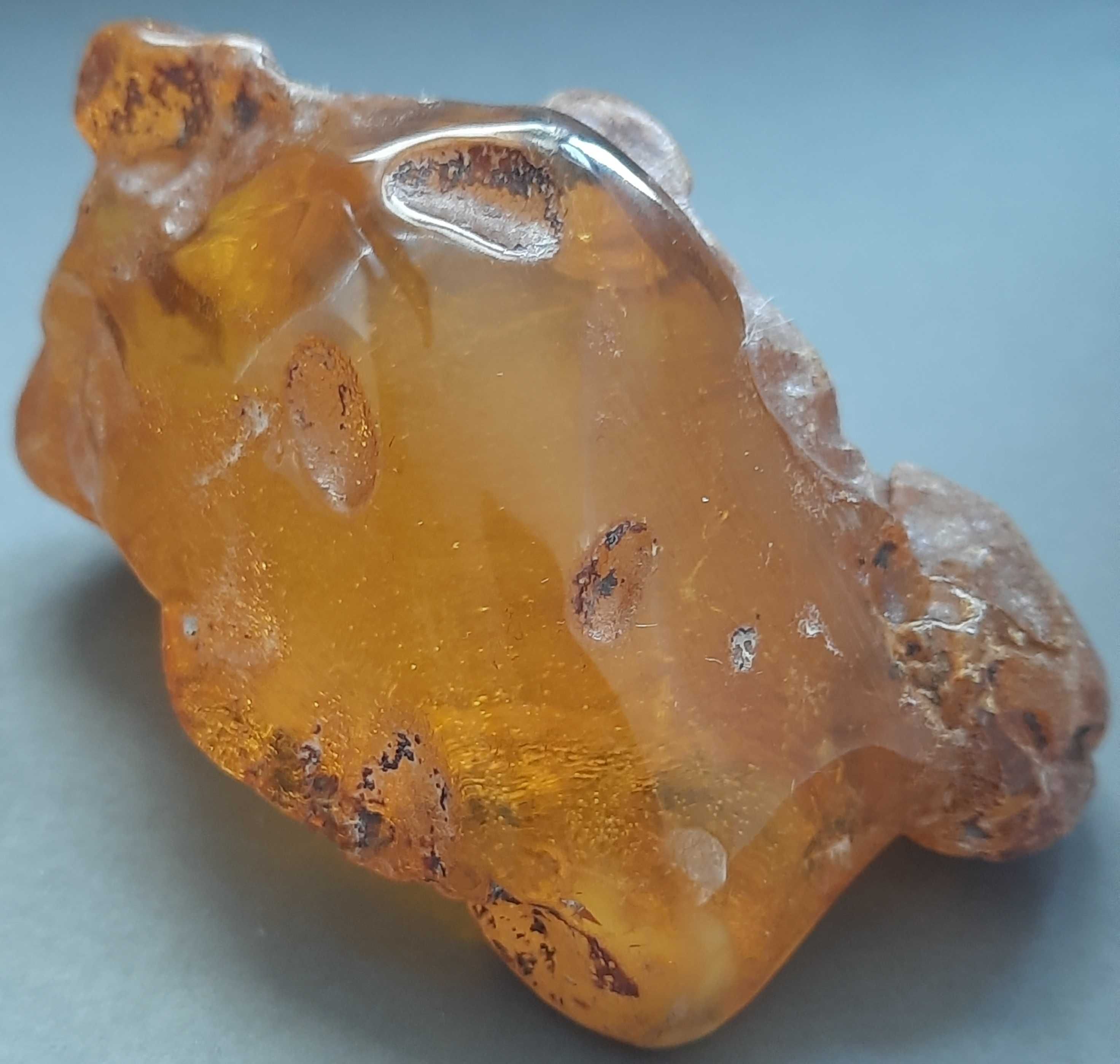 Bursztyn surowy o wadze 75,8 g