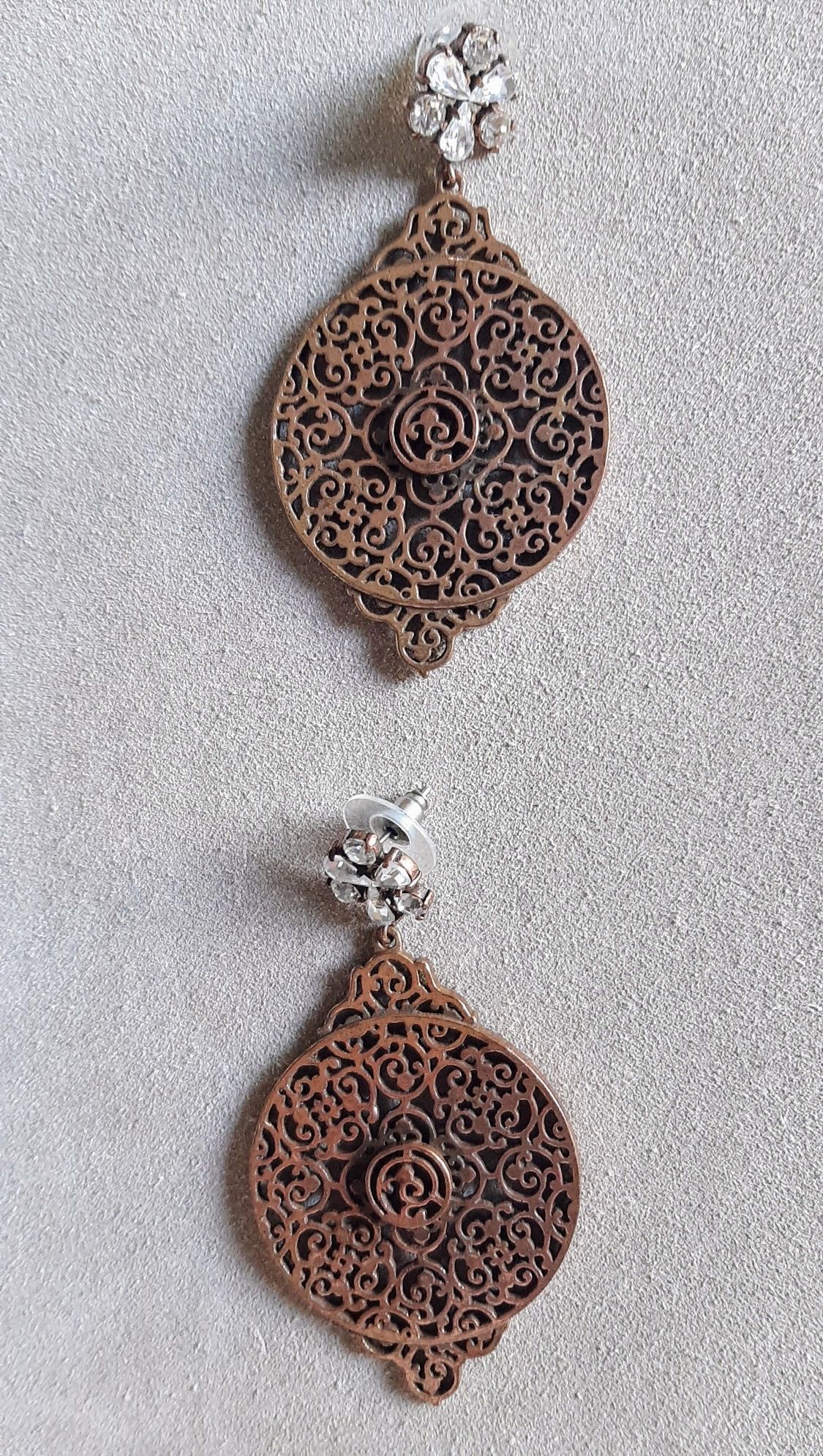 Brincos compridos vintage, cor cobre.
Vintage