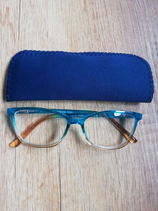 Okulary korekcyjne + 2.0 razem z etui