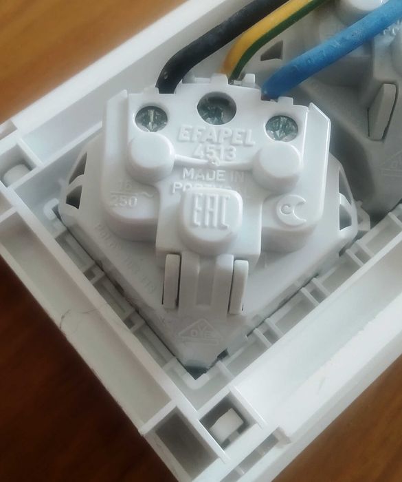 Tomada Tripla Schuko C\ Obturador Módulos Quadro 45 – Efapel