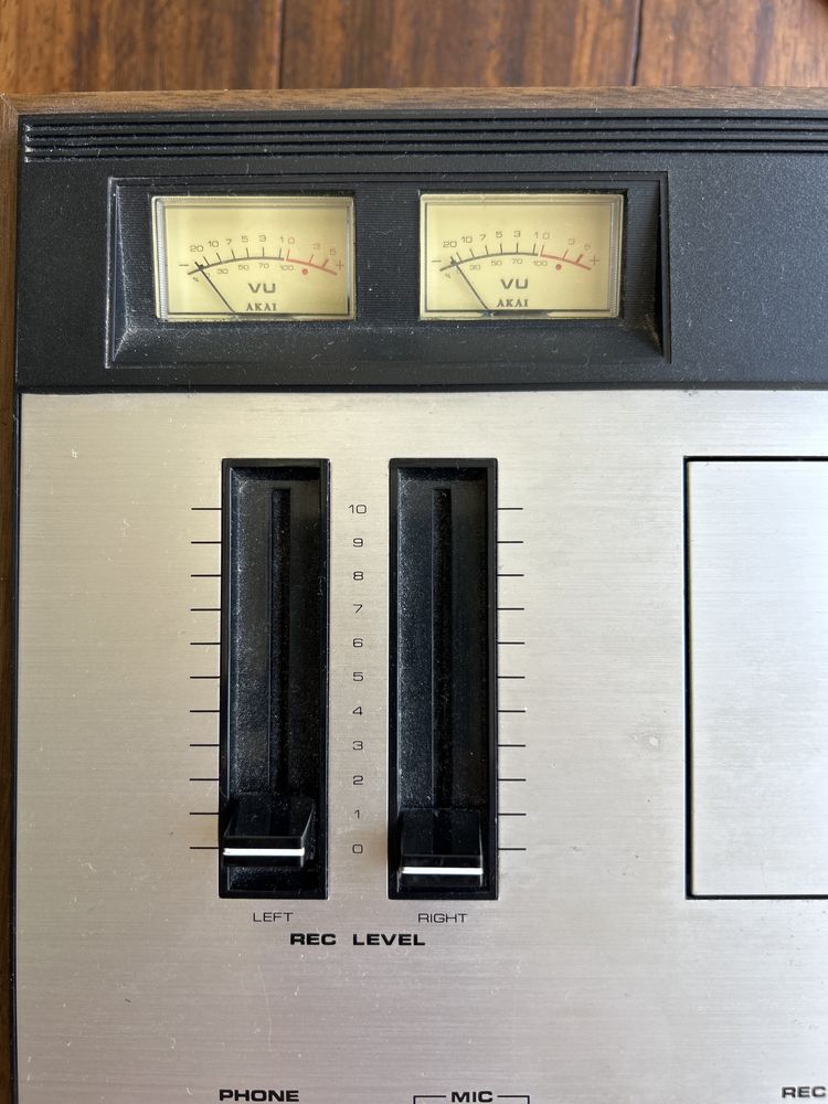 Leitor de cassetes Akai CS-34D