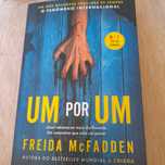 Livro de Freida McFadden, Um por um.