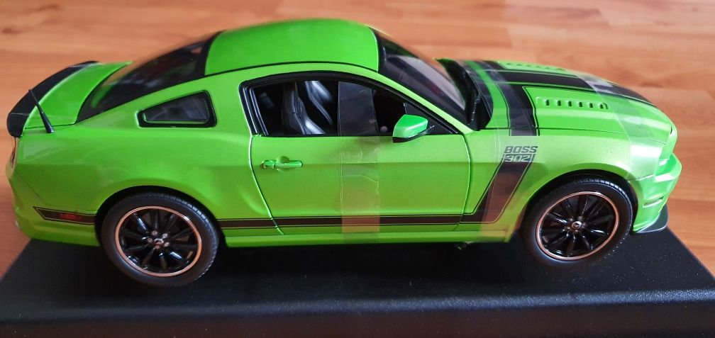 1:18 Shelby Collectibles Ford Mustang BOSS 302