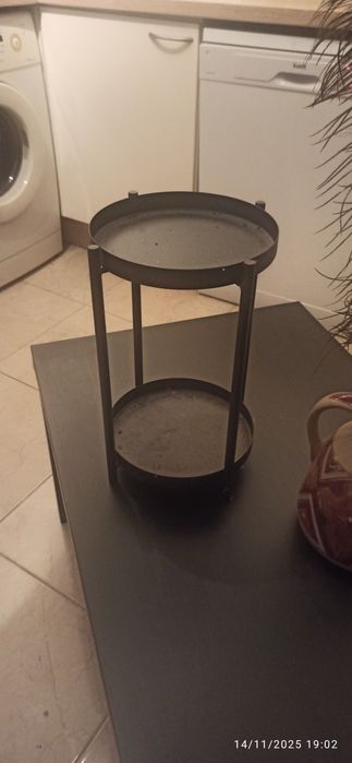 Floreira e jarra com penas de pavão