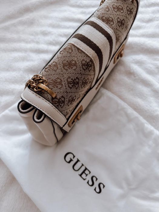 Mala de mão e tiracolo Guess.