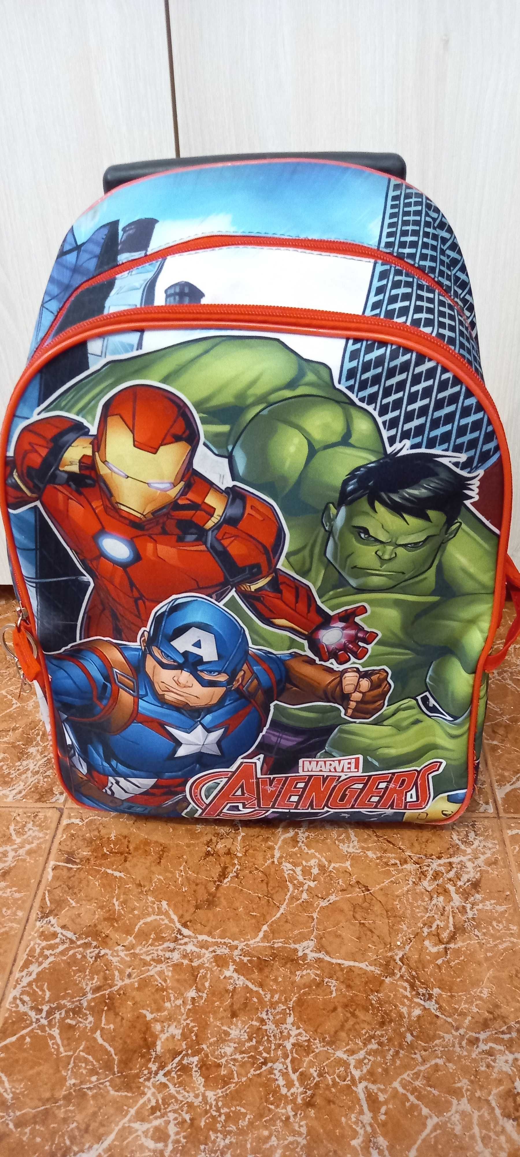 vendo  2 mochilas de rapaz ) + ( 2 carrinhos de bebé