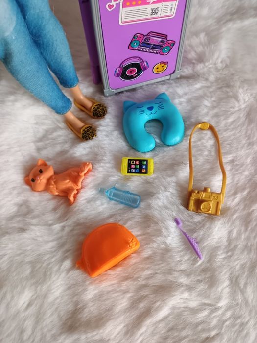 Barbie Daisy w podróży z walizka