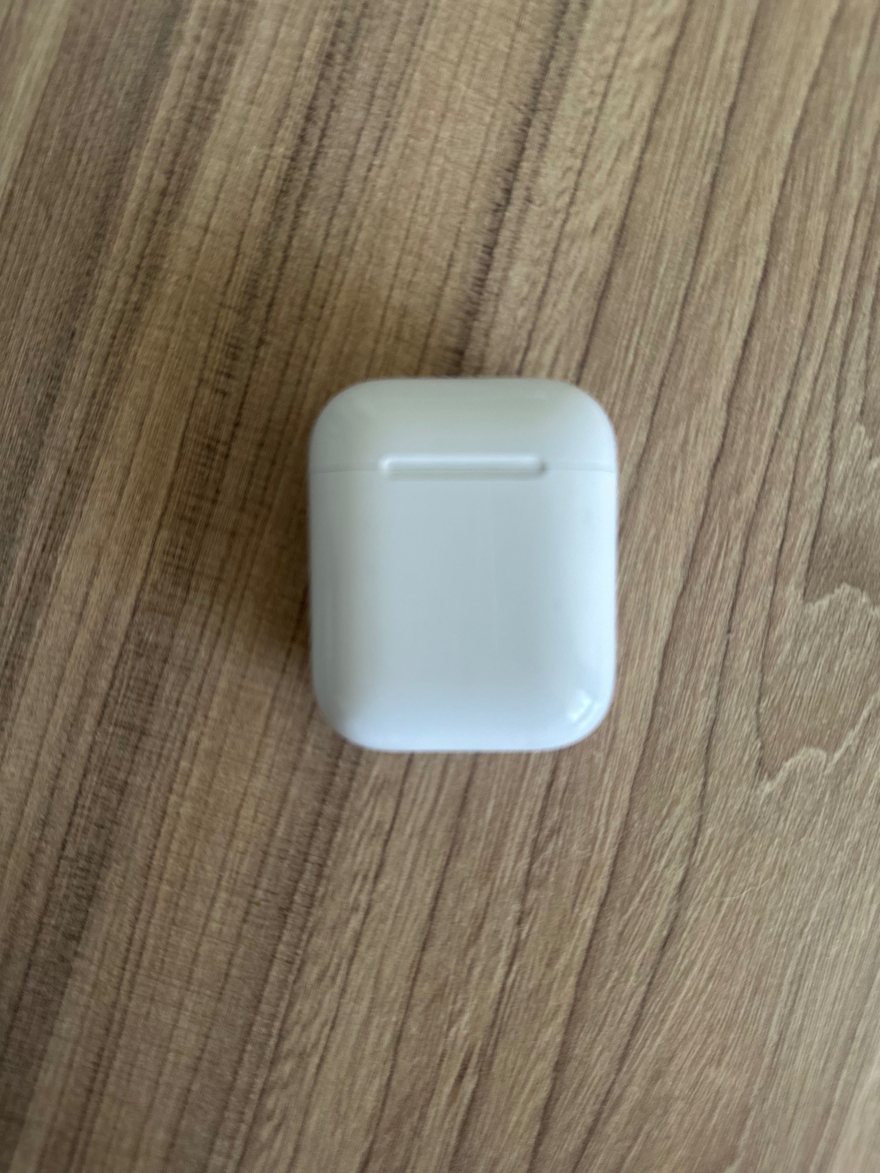 Навушники Apple AirPods with Charging Case