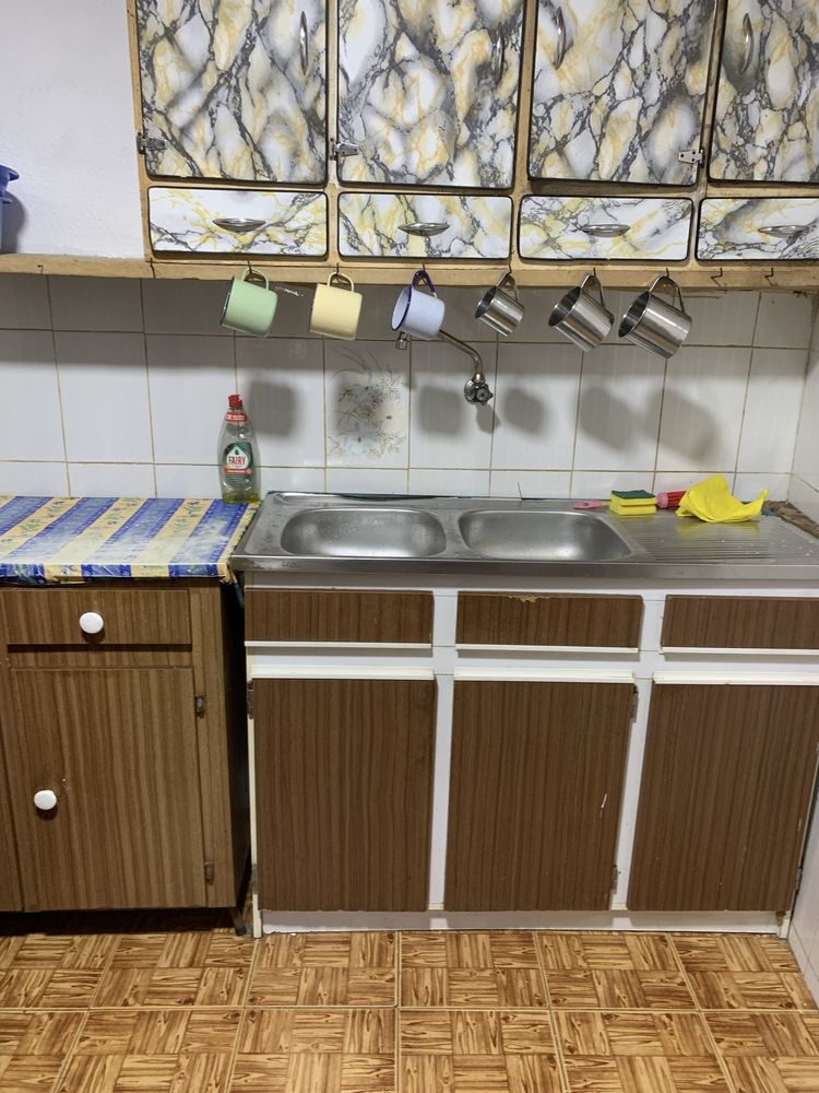 Moradia T3 com anexos, quintal e garagem.
