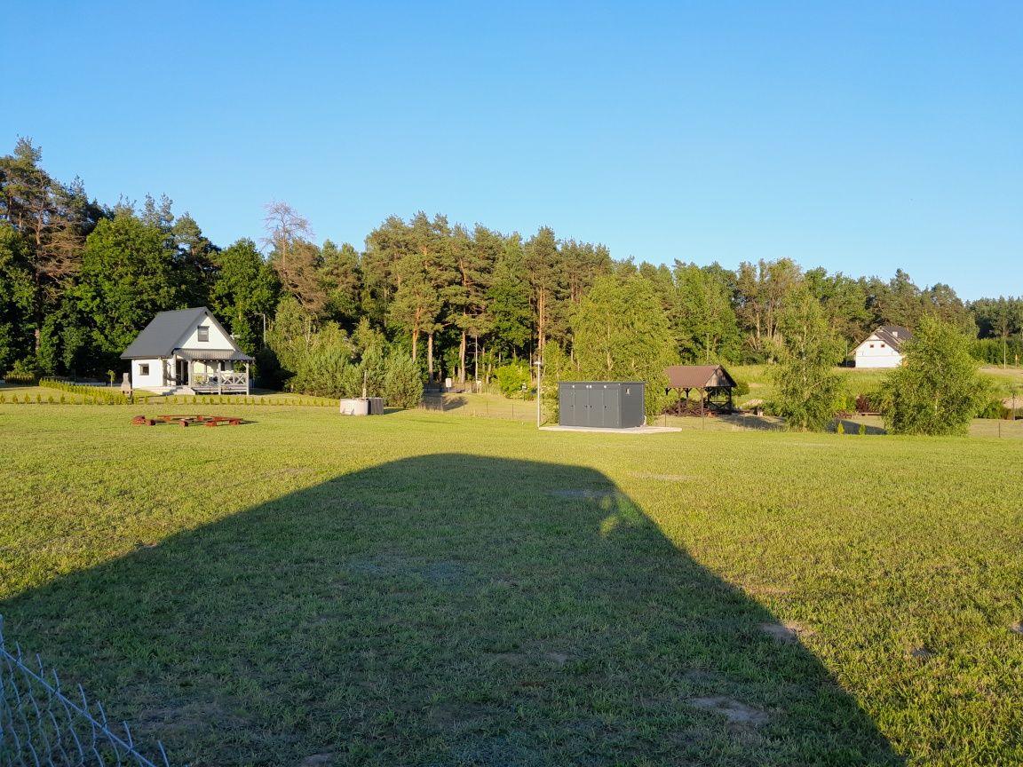 Pole namiotowe kempingowe nad jeziorem Narie