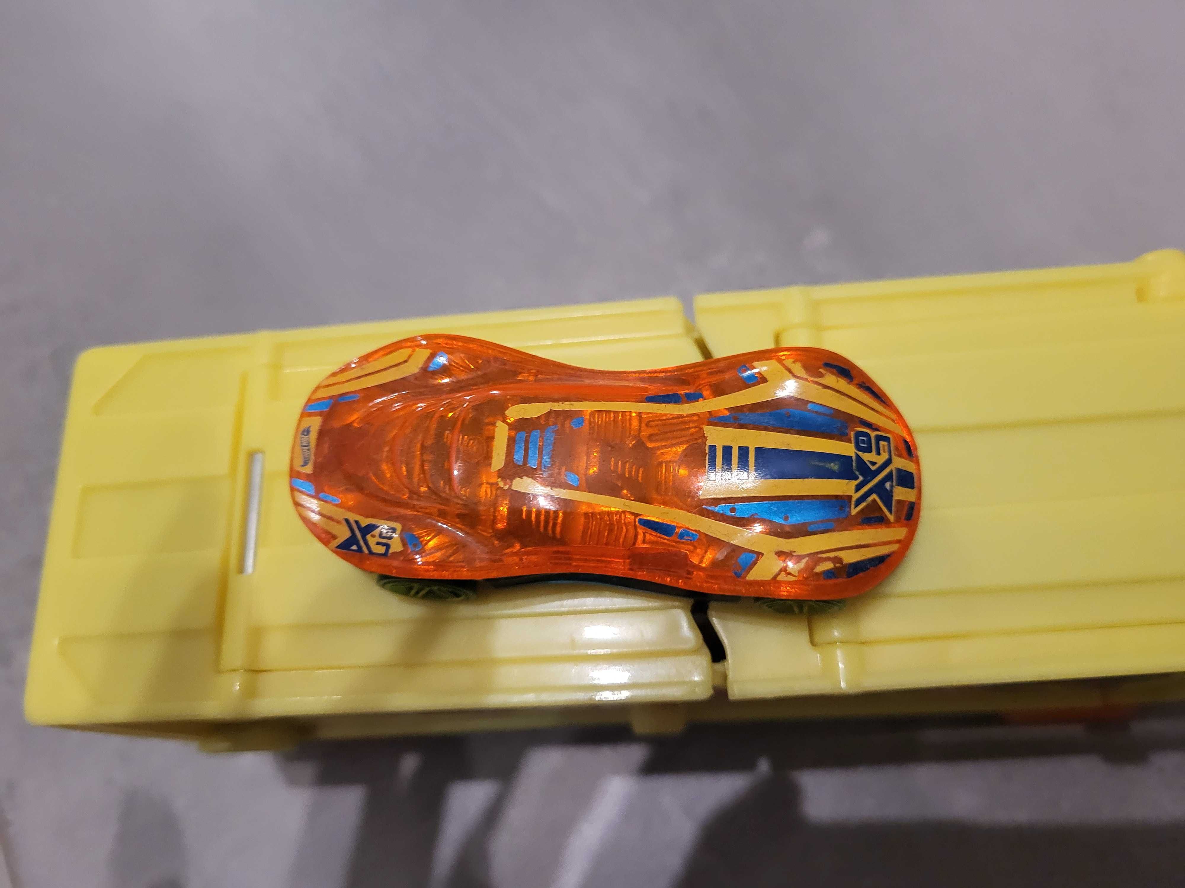 Transporter z kraksą i autkiem wyścigowym Hot Wheels.