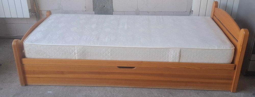 solidne czyste zadbane łózko 1 osobowe z materacem na sprezynach
