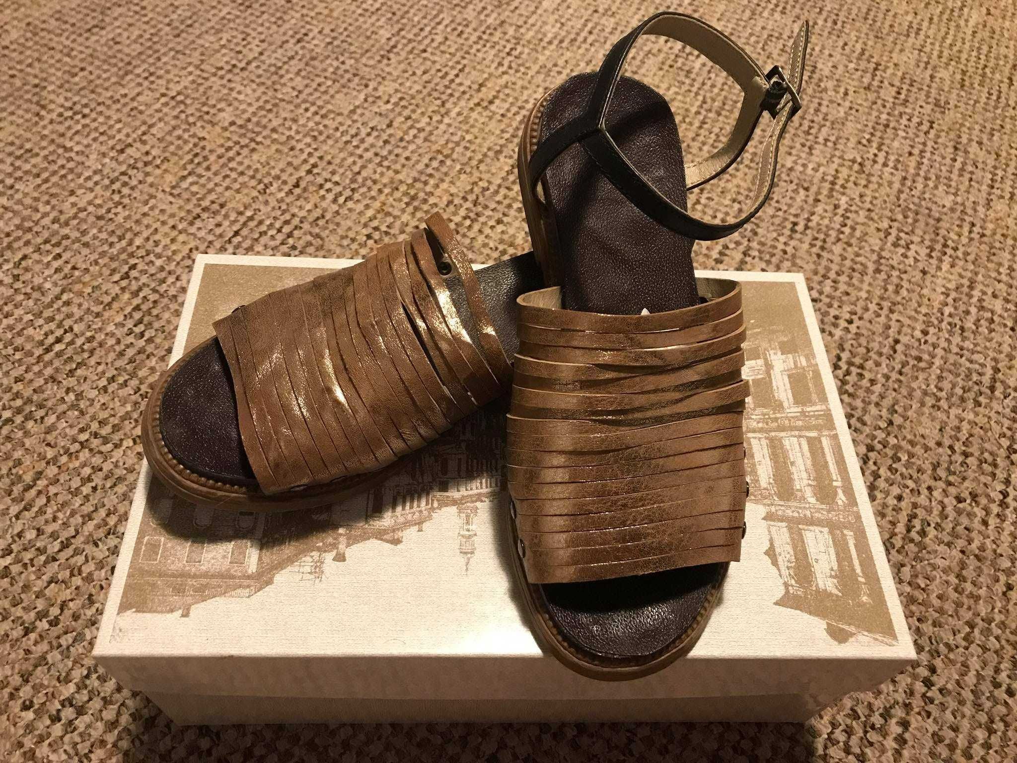 Buty Venezia - złote paski