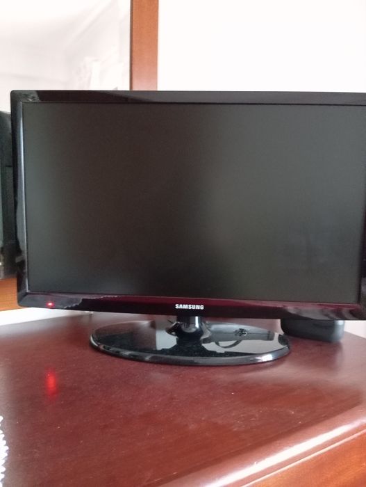 Vendo esta televisão, o ecrã tem 22 polegadas, por 60 euros