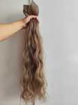 Włosy ciemny blond doczepiane na spinkach falowane 111 g 70 cm