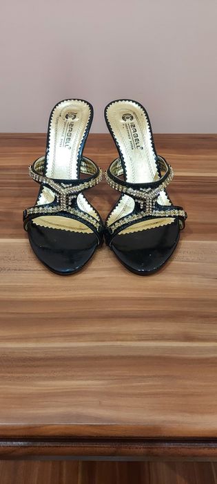 Босоніжки-шльопанці