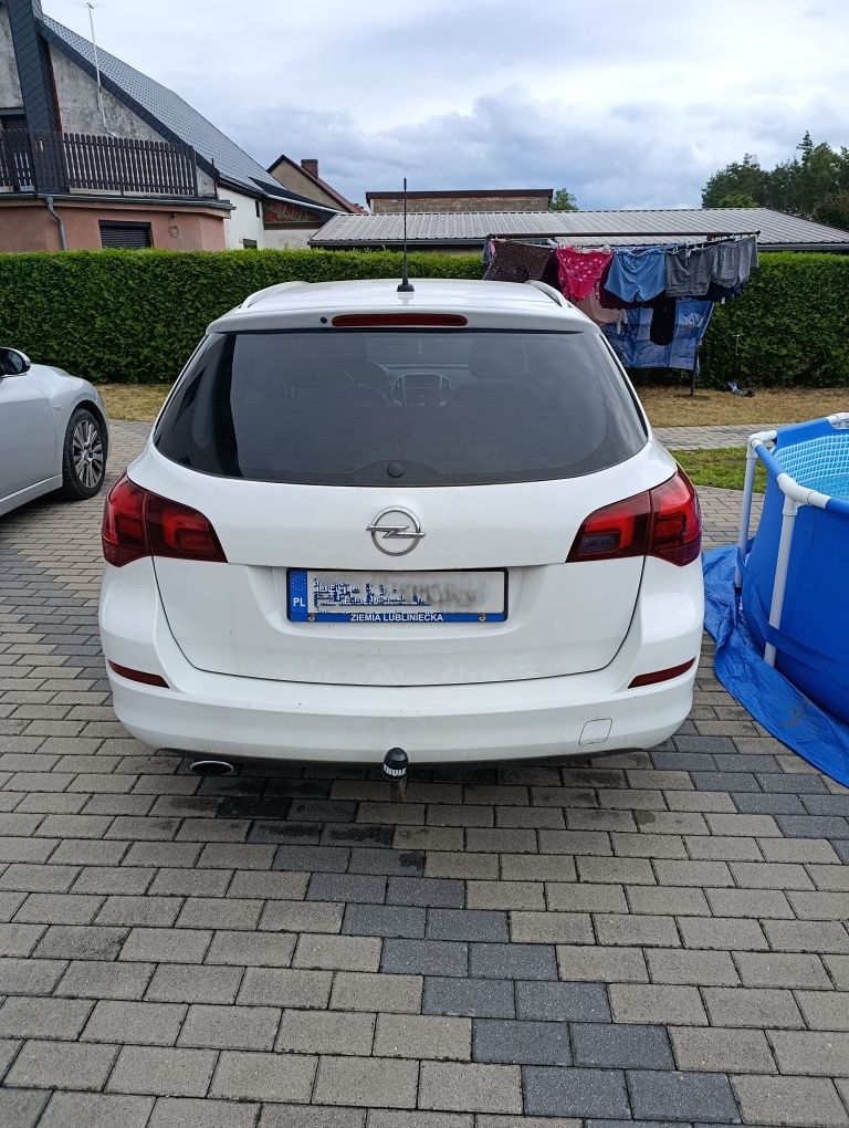 Opel Astra J 2012 uszkodzony silnik