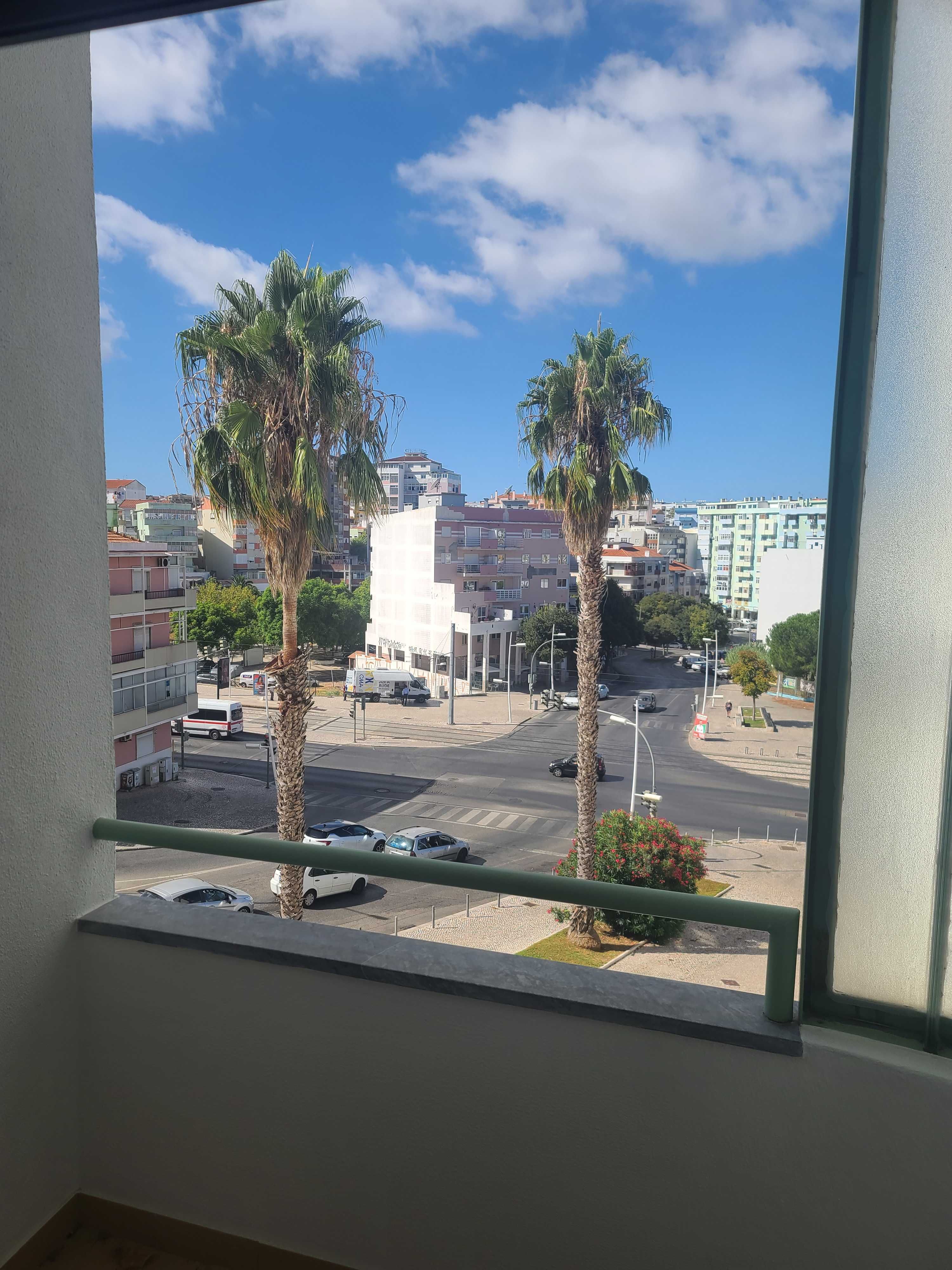 Arrenda-se / Aluga-se  apartamento T2 situado no Laranjeiro - Almada