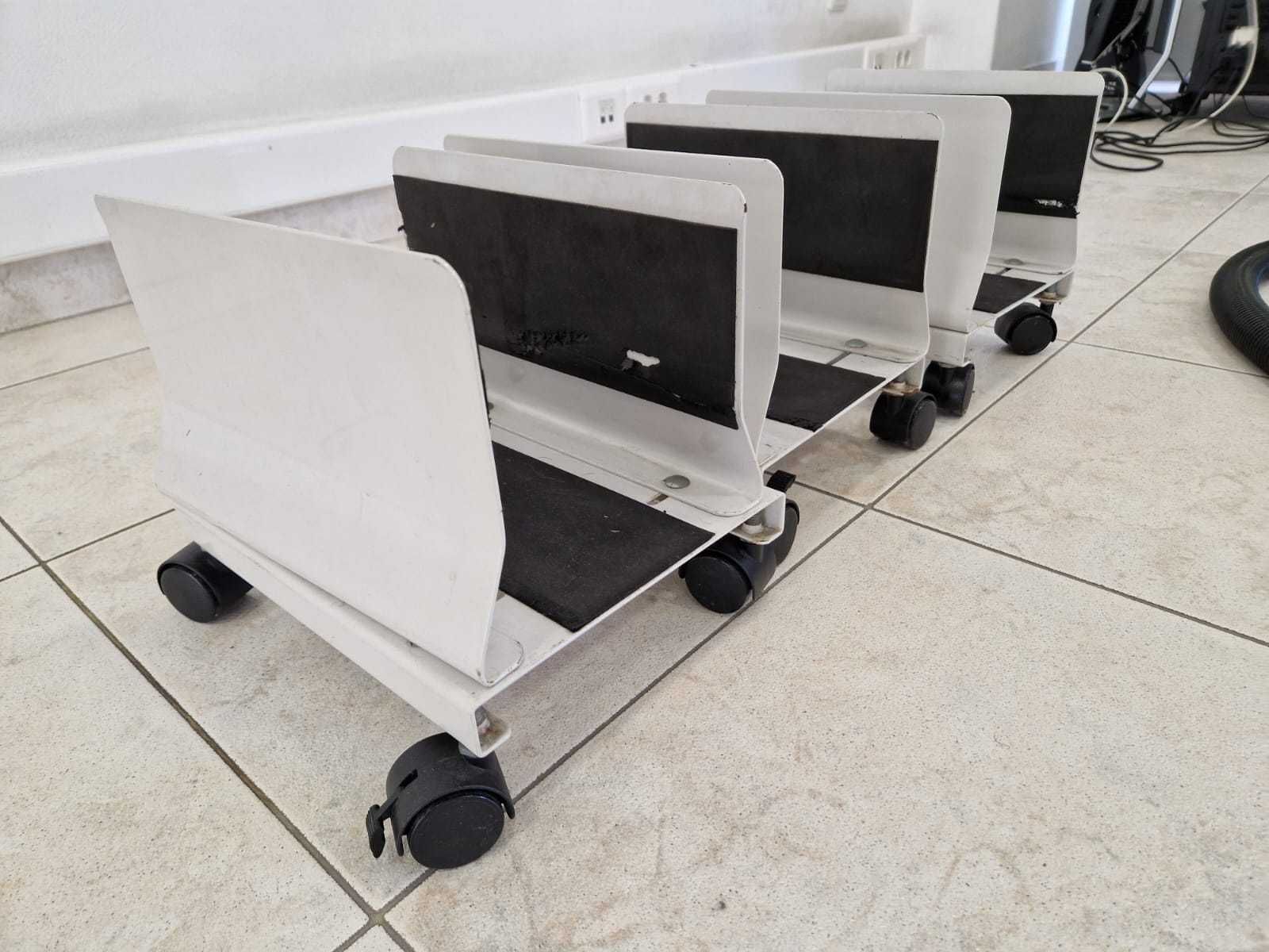 3 Carrinhos com rodinhas para PC's