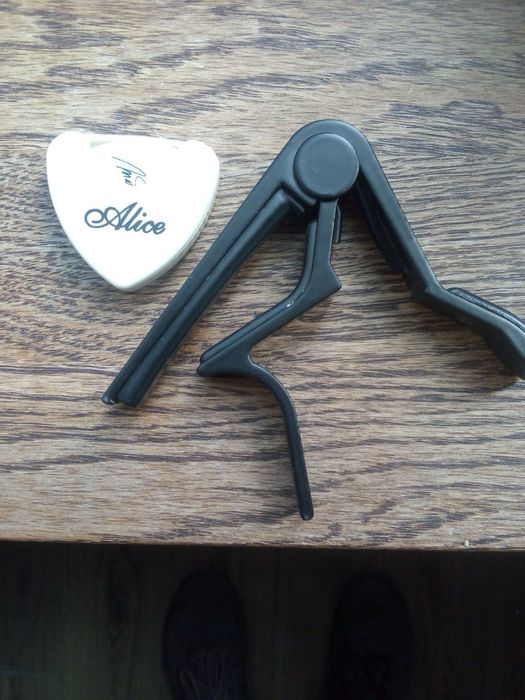 Продам аккустическую гитару Epiphone DR 100 NA