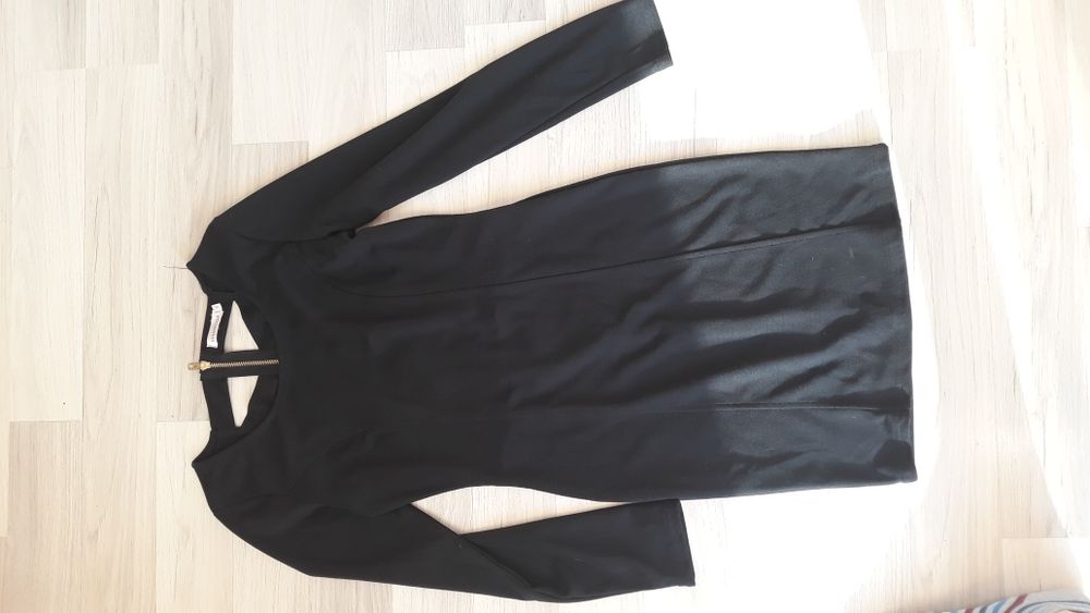 Sukienka mała czarna z wycięciami na plecach