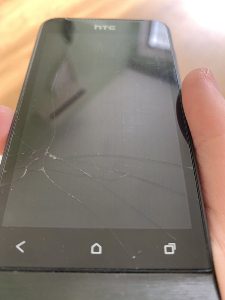 Телефон HTC на деталі
