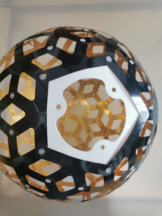 Klosz do lampy złoto czarny, okrągły.
W jednym miejscu podklejenie, ni