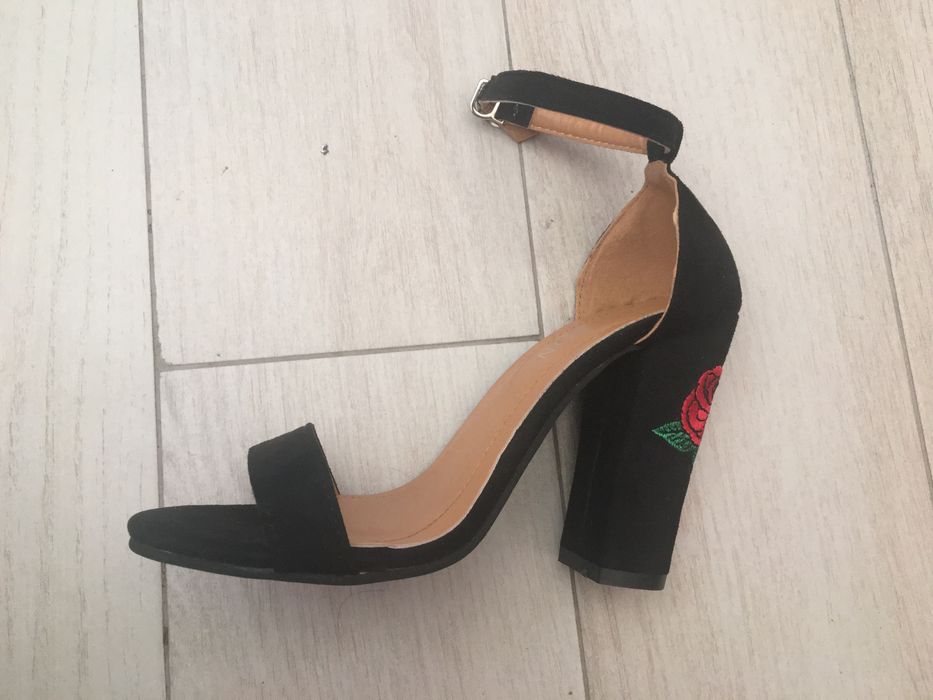 Sandalias novas com estampa de uma rosa vermelha salto alto