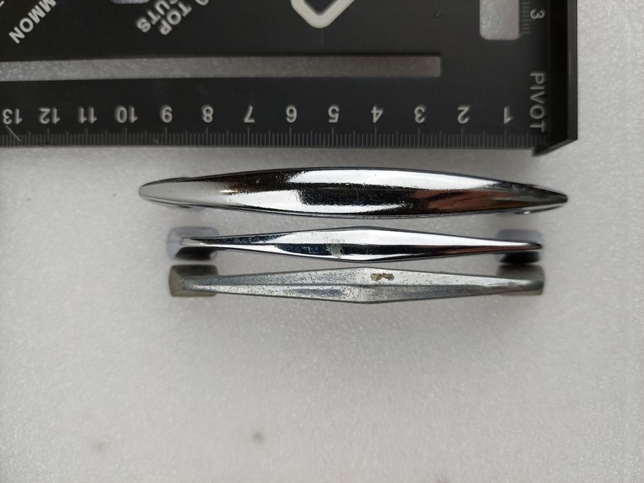 Srebrny metalowy uchwyt gałka meblowa