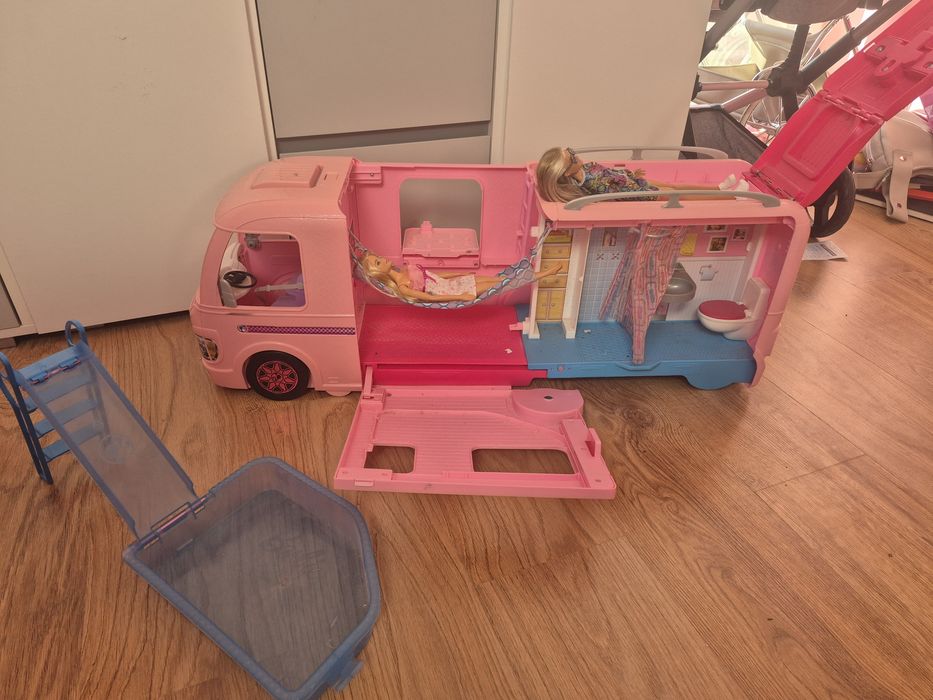 Kamper Barbie plus 2 lalki