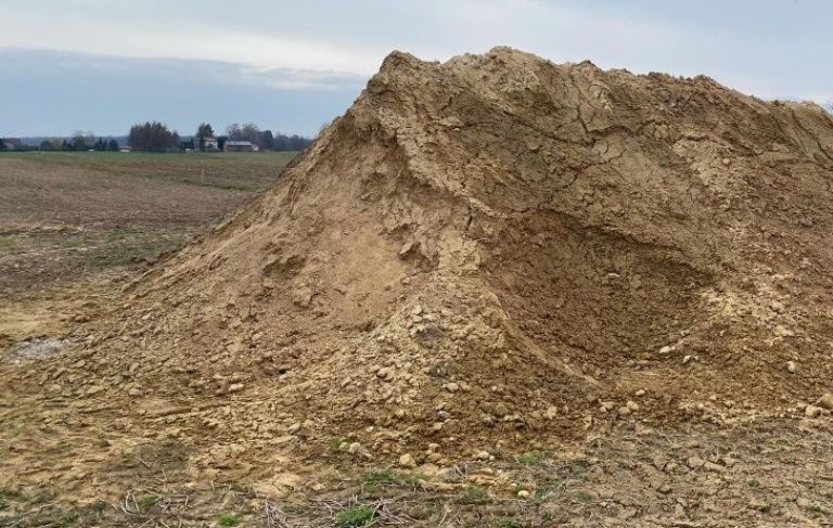 Ziemia z wykopu glina bez kamieni podstawie przyczepę.