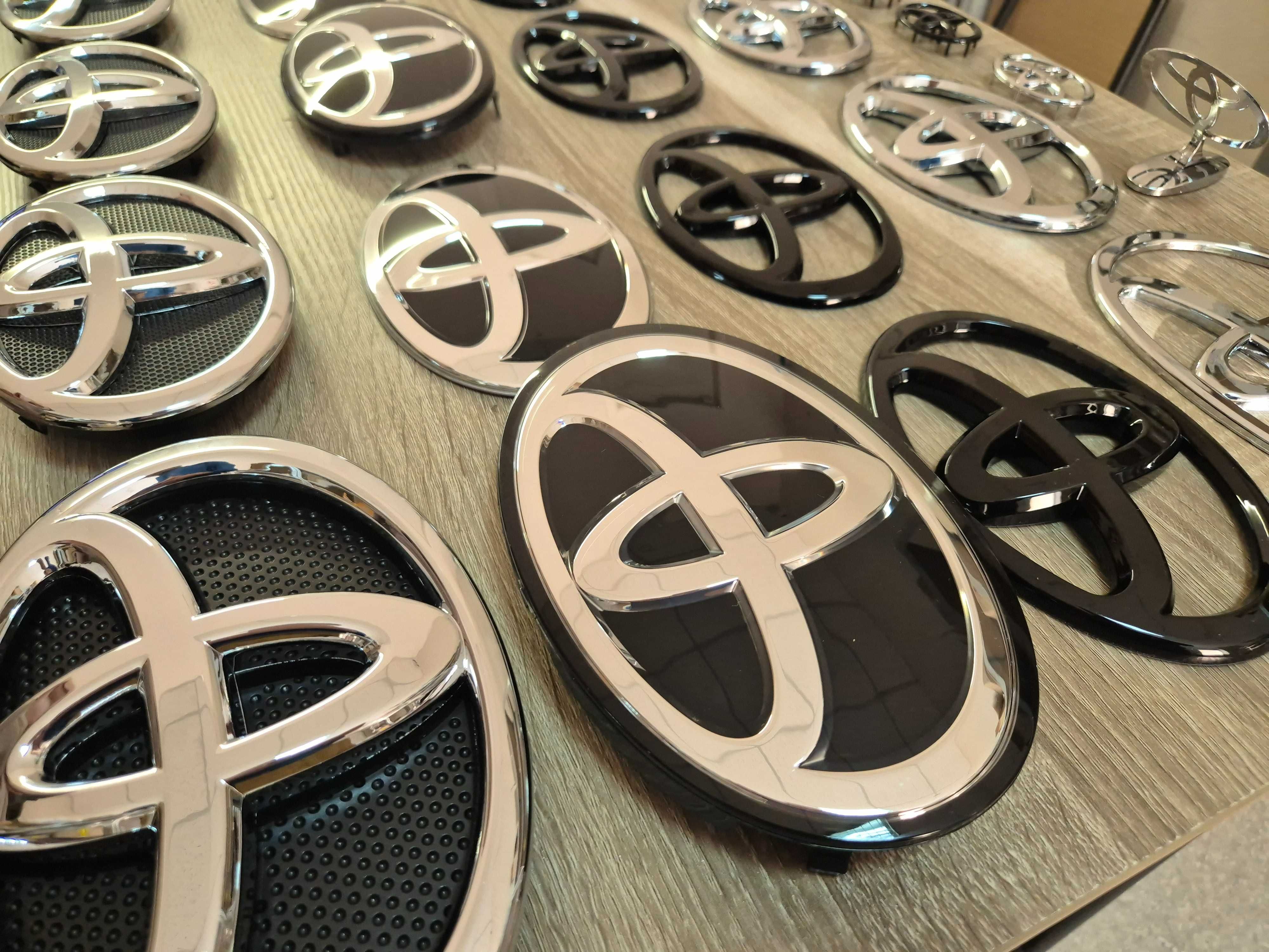Емблема логотип значок шильдик напис Toyota передній, задній