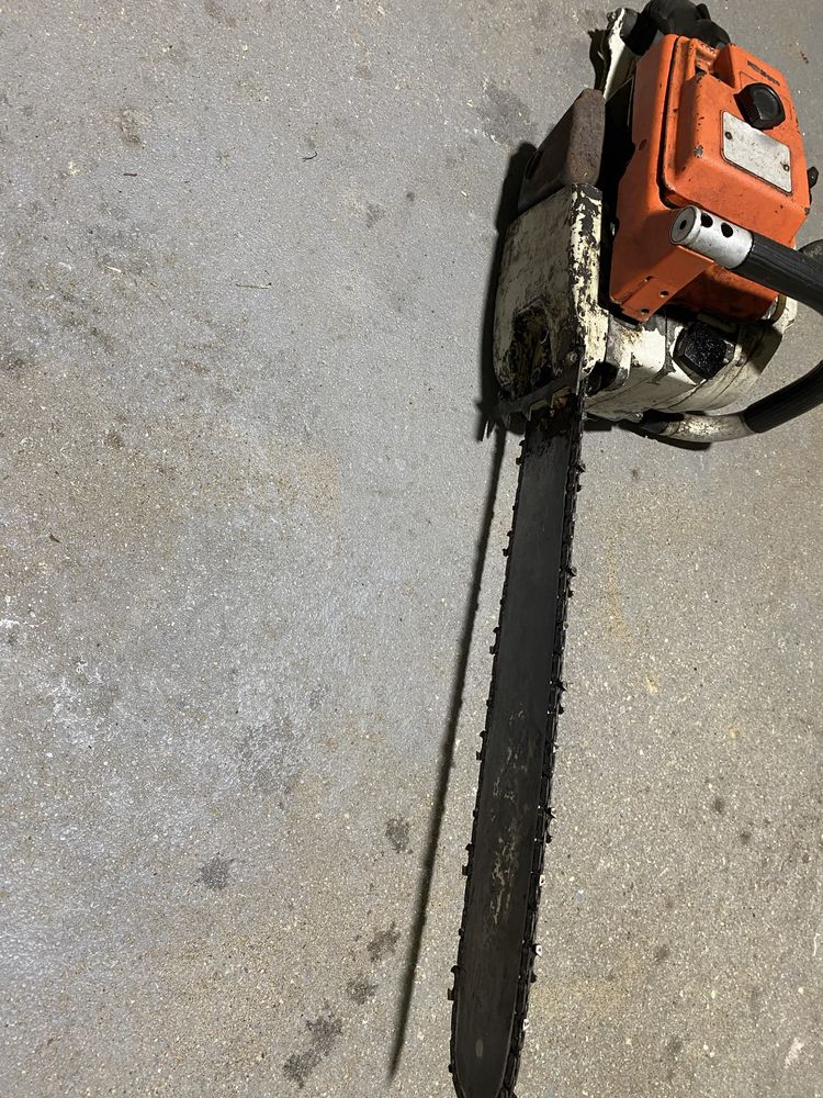 Stihl 041 Av motosserra a funcionar