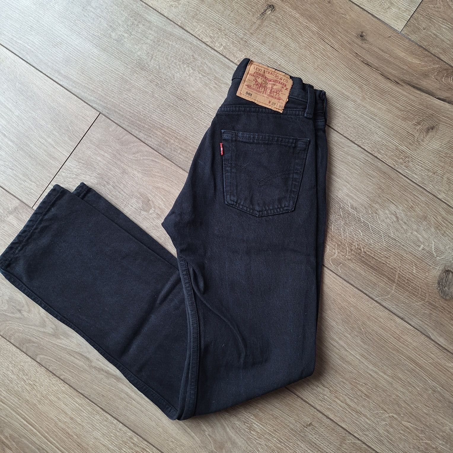 Czarne jeansy Levis W25L30