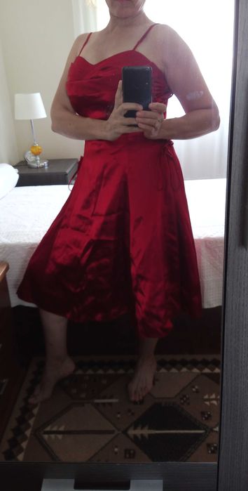 Vestido vermelho clássico T.40 tipo cetim 20€