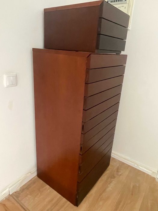 Comoda/camiseiro e mesa de cabeceira, em cerejeira, castanho