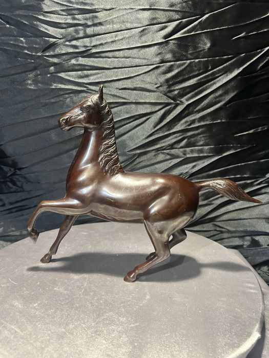 Rzeźba konia – sygnowana – brązowy kolor – 24,5 cm