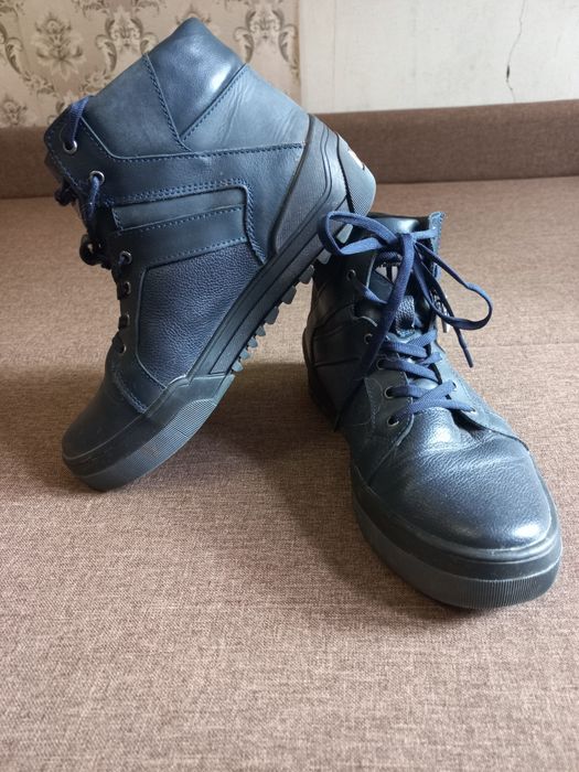 Продам зимние ботинки из натуральной кожи цена 750 гривен