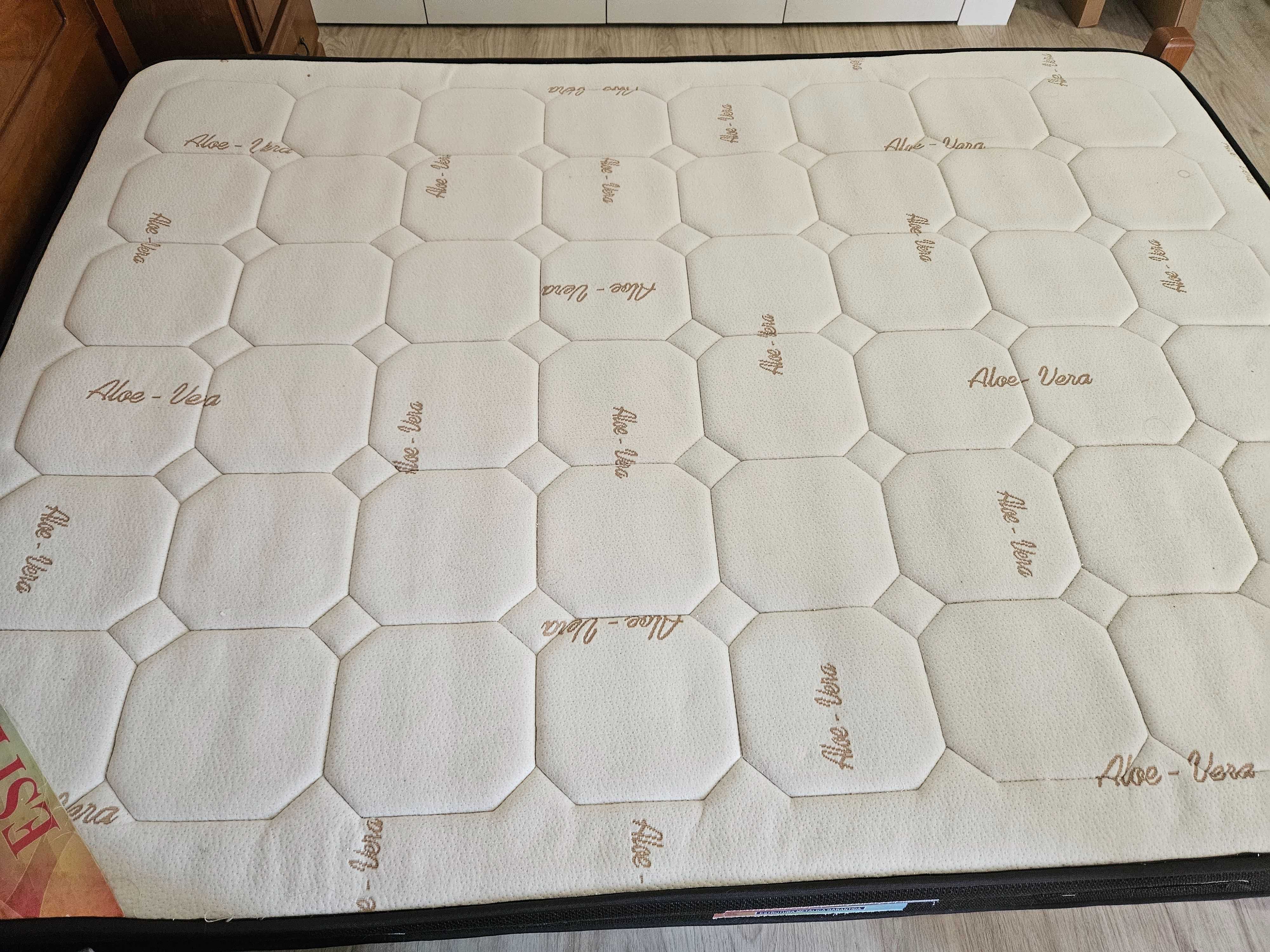 Cama com estrados, coleção e mesas de cabeceira