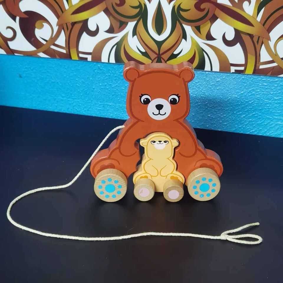 Brinquedo em Madeira com Ursinhos com rodas.