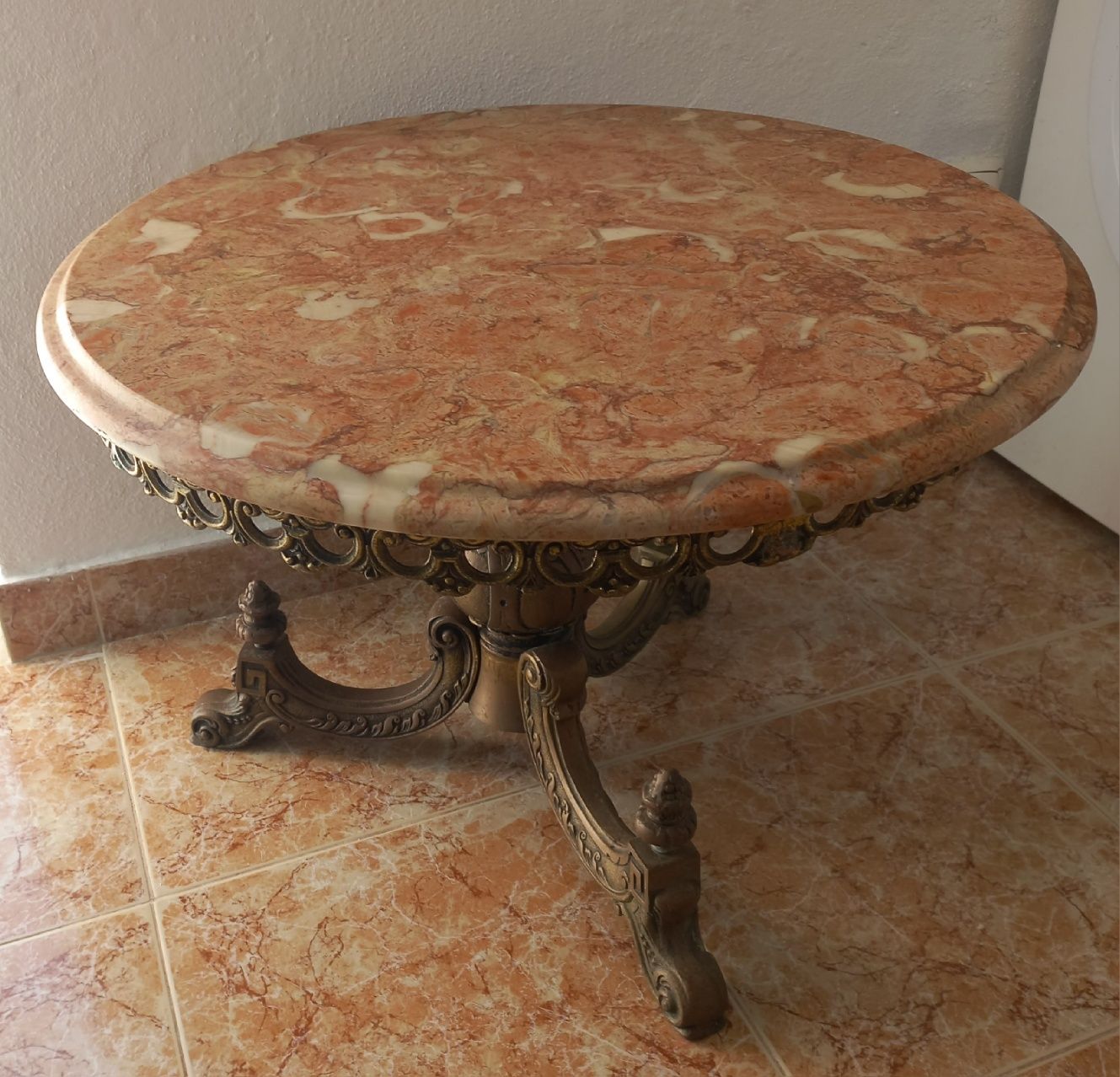 Mesa de apoio em bronze e mármore