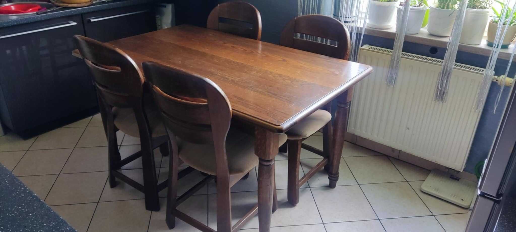 Stół drewniany z krzesłami.