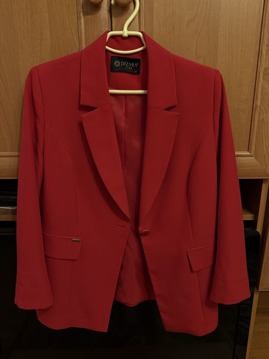 Жіночий класичний костюм