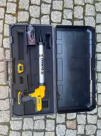 pistolet wyciskaćz  silikonu kleju dewalt DCE680D1