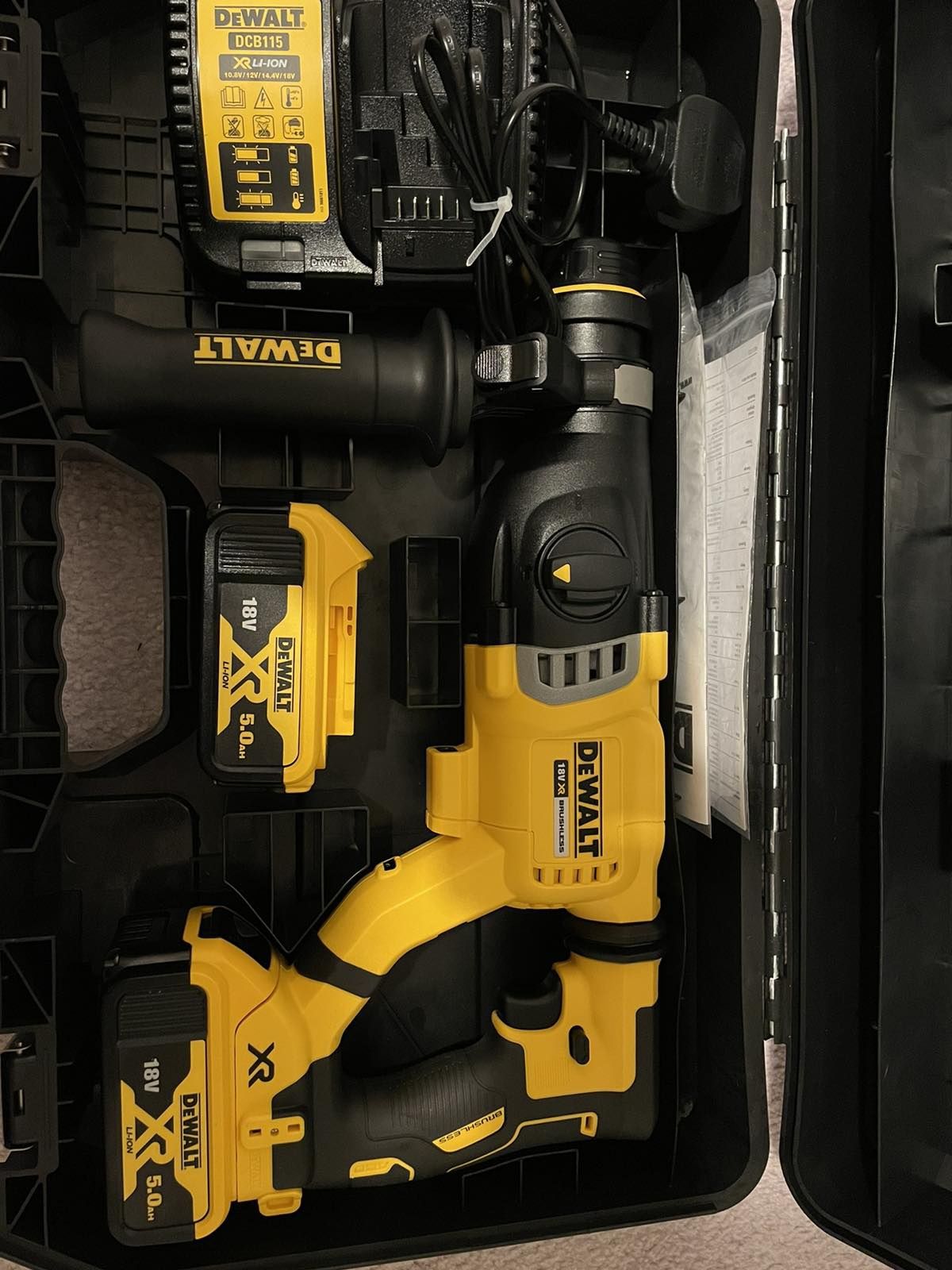 Продам акумуляторний перфоратор Dewalt dch263